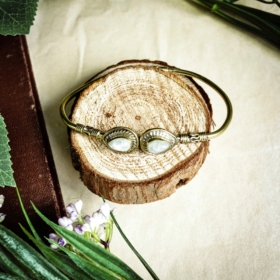 papuošalai-metalinė-apyrankė-su-akmenukais-vaivorykstinis-menulioa-akmuo