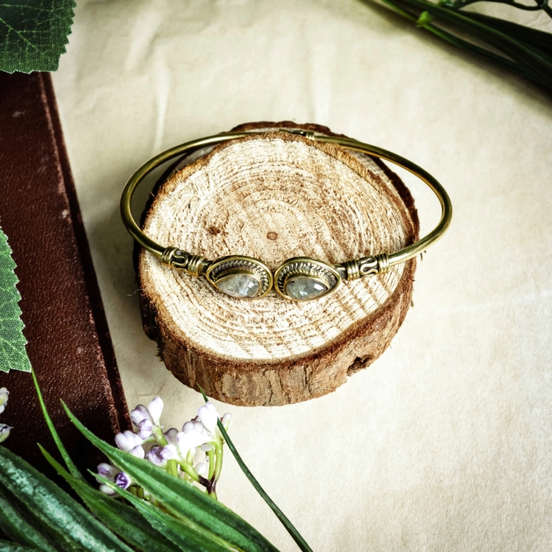 papuošalai-metalinė-apyrankė-su-akmenukais-labradoritas