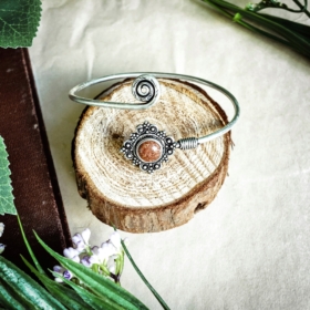 papuošalai-apyrankės-apyrankė-auksinė-metalinė-su-saulės-akmenimi-3