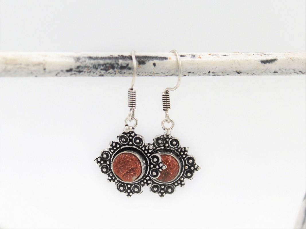 papuošalai-auskarai-sidabriniai-su-saulės-akmenimi-2