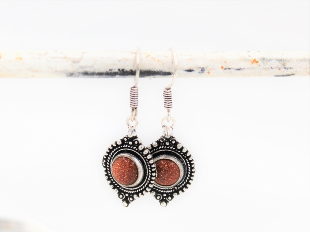 papuošalai-auskarai-sidabriniai-su-saulės-akmenimi-4