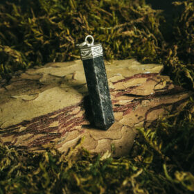 kristalai-pakabukai-is-kristalu-pakabukas-is-melyno-avantiurino