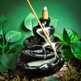 Indiski-kvapai-smilkalinės-krioklio-efekto-backflow-smilkaline-krioklys