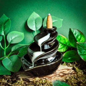 Indiski-kvapai-smilkalinės-krioklio-efekto-backflow-smilkaline-lapai