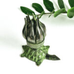 namu-dekoras-žalvariniai-indai-žalvarinė-žvakide-lotus-gele-vezlys