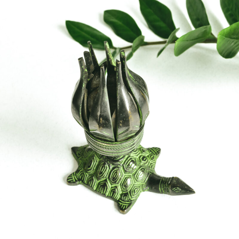 namu-dekoras-žalvariniai-indai-žalvarinė-žvakide-lotus-gele-vezlys