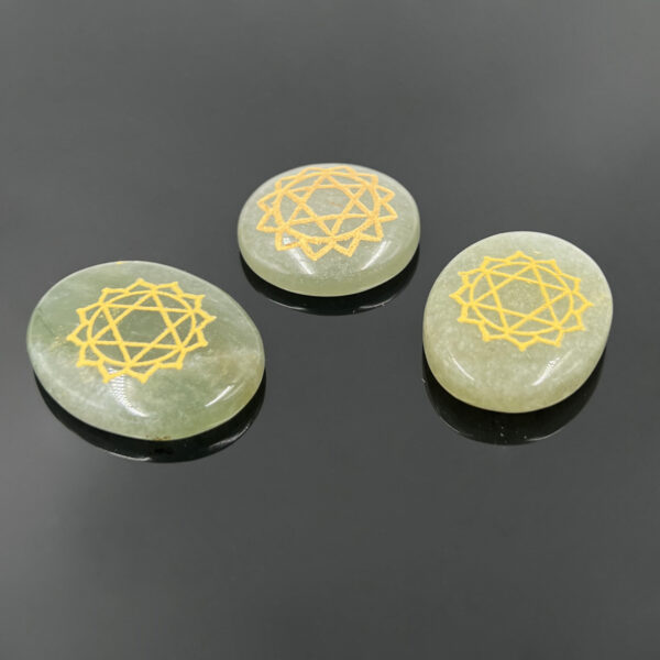 kristalai-kiseniniai-kristalai-zalias-avantiurinas-su-sirdies-chakra-2