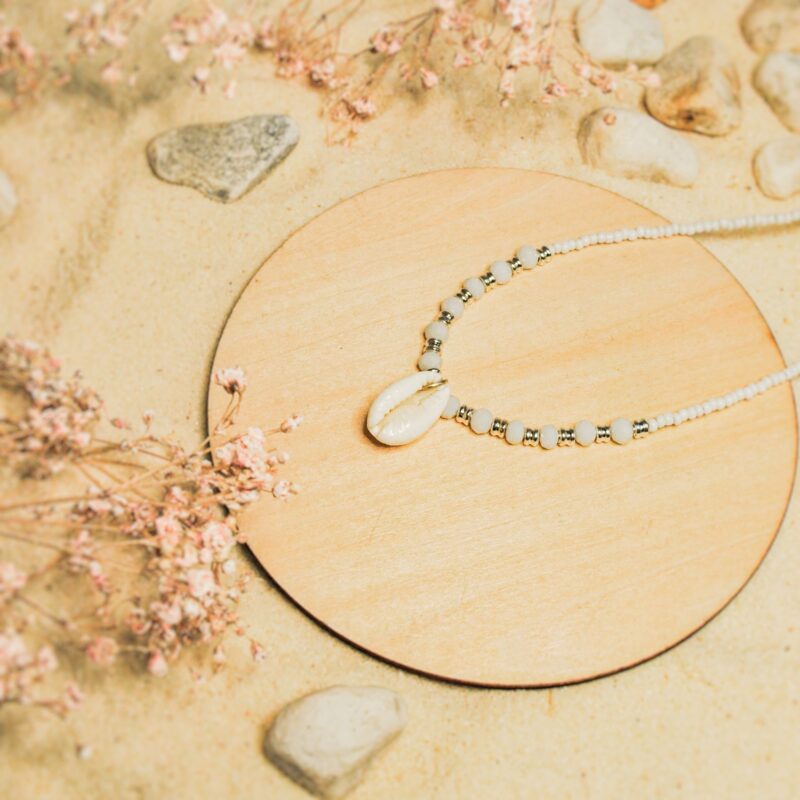 indiski-papuosalai-veriniai-veriniai-is-karoliuku-verinys-is-karoliuku-su-kriaukle-balta