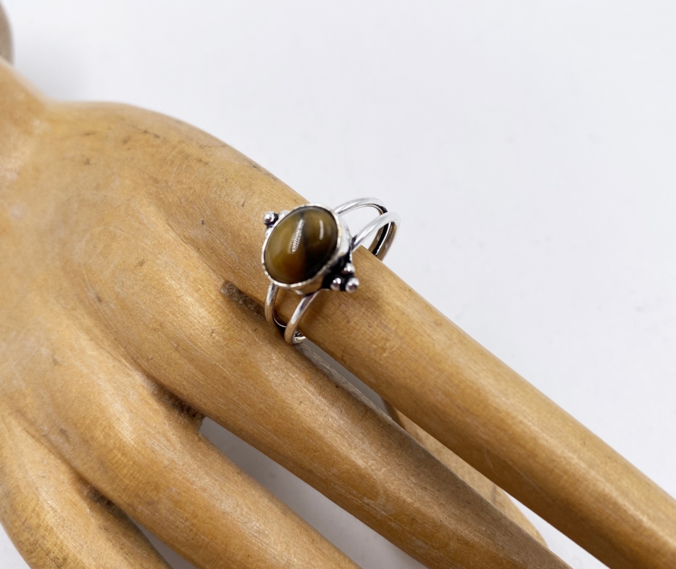 indiski-papuosalai-zalvariniai-ziedai-zalvarinis-ziedas-su-tigro-akies-akmenuku