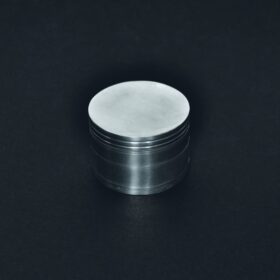 aksesuarai-is-indijos-prekes-rukantiems-grinderiai-smulkintuvai-grinderis-metalinis-smulkintuvas