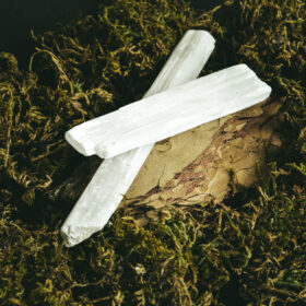 kristalai-dekoratyvinia-kristalai-neapdirbti-kristalai-selenito-lazdelės