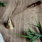 namu-dekoras-zalvariniai-indai-zalvarinis-zvakiu-gesiklis-1