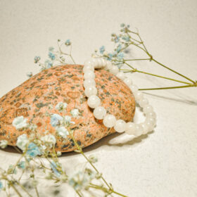 papuosalai-is-kristalu-apyrankes-is-kristalu-apyranke-is-vaivorykstinio-menulio-akmens