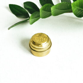 Namu-dekoras-zalvarniai-indai-zalvarine-dezute-su-om-zenklu