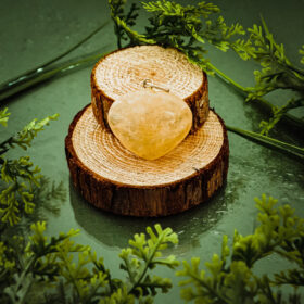 kristalai-kristalu-pakabukai-pakabukas-sirdele-is-geltono-avantiurino