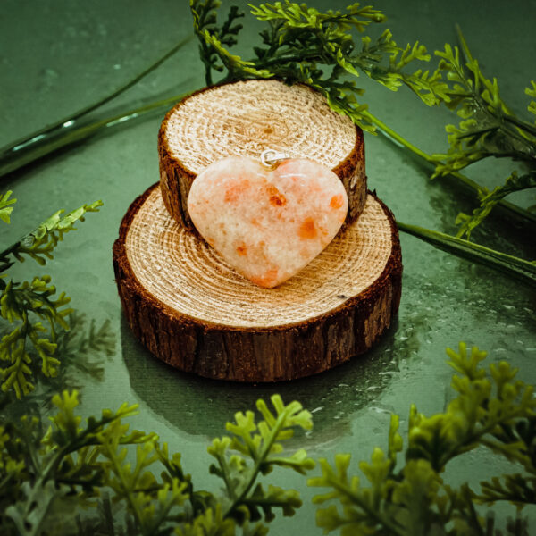 kristalai-kristalu-pakabukai-pakabukas-sirdele-is-saules-akmens