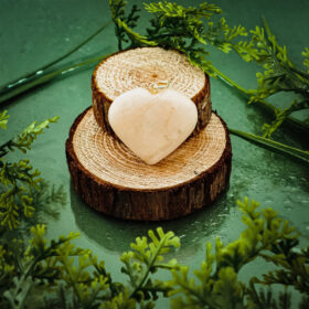 kristalai-kristalu-pakabukai-pakabukas-sirdele-is-menulio-akmens