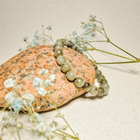 kristalai-apyrankes-is-kristalu-apyranke-is-labradorito-su-deimantiniu-apdirbimu