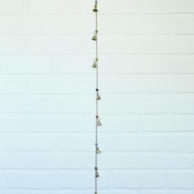 namu-dekoras-varpeliai-virve-su-varpeliais