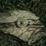 indiski-papuosalai-zalvariniai-pakabukai-zalvarinis-pakabukas-akis-su-kristalu-labradoritas-auksine