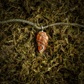 kristalai-papuosalai-is-kristalu-pakabukai-is-kristalu-pakabukas-is--neapdirbto-karneolio-kristalo