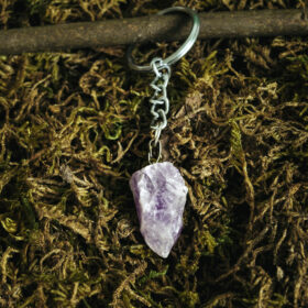 kristalai-raktu-pabaukai-su-kristalais-raktu-pakabukas-su-neapdirbtu-kristalu-ametistas
