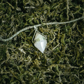 kristalai-papuosalai-is-kristalu-pakabukai-is-kristalu-pakabukas-is-rozinio-kvarco-kristalo