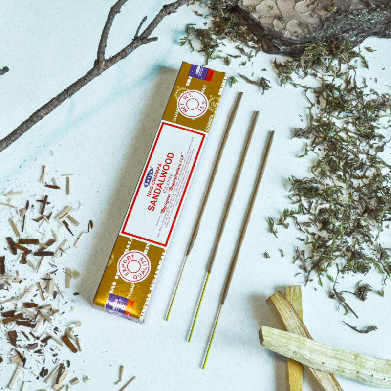 kvapai-is-indijos-smilkalai-nag-champa-sandalwood-smilkalai