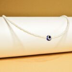 indiski-papuosalai-veriniai-is-karoliuku-verinys-su-pikta-akimi-balta