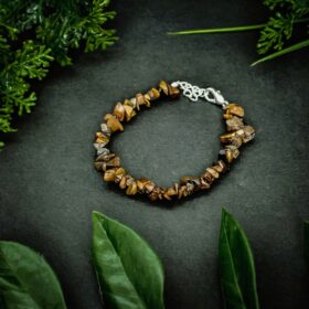 kristalai-papuosalai-is-kristalu-apyrankes-is-kristalu-apyranke-is-tigro-akies-cipsu