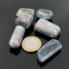 kristalai-kiseniniai-kristalai-kianitas