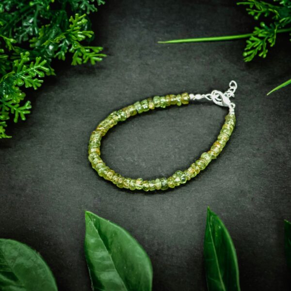 kristalai-papuosalai-is-kristalu-apyrankes-is-kristalu-apyranke-is-peridoto