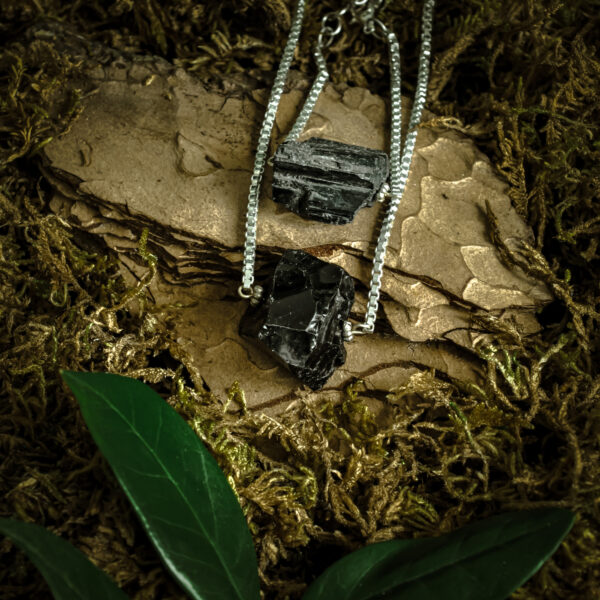kristalai-papuosalai-is-kristalu-papuosalas-su-neapdirbtu-onikso-kristalu