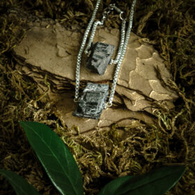 kristalai-papuosalai-is-kristalu-papuosalas-su-neapdirbtu-turmalino-kristalu