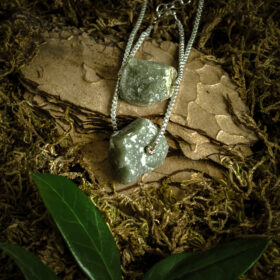 kristalai-papuosalai-is-kristalu-papuosalas-su-neapdirbtu-avantiurino-kristalu