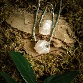 kristalai-papuosalai-is-kristalu-papuosalas-su-neapdirbtu-rozinio-kvarco-kristalu