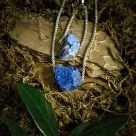 kristalai-papuosalai-is-kristalu-papuosalas-su-neapdirbtu-sodalito-kristalu