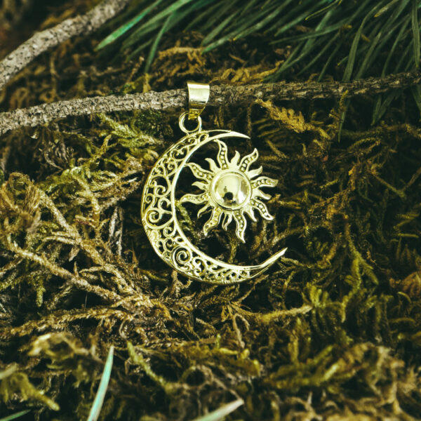 indiski-papuosalai-zalvariniai-papuosalai-zalvariniai-pakabukai-zalvarinis-pakabukas-menulis-ir-saule-auksine