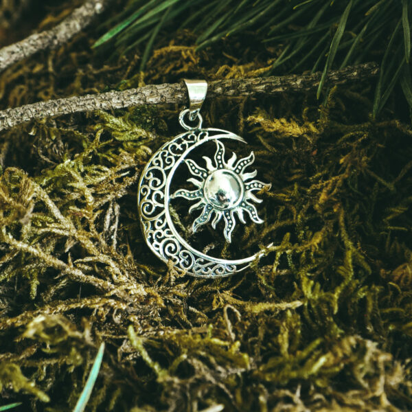 indiski-papuosalai-zalvariniai-papuosalai-zalvariniai-pakabukai-zalvarinis-pakabukas-menulis-ir-saule-sidabrine