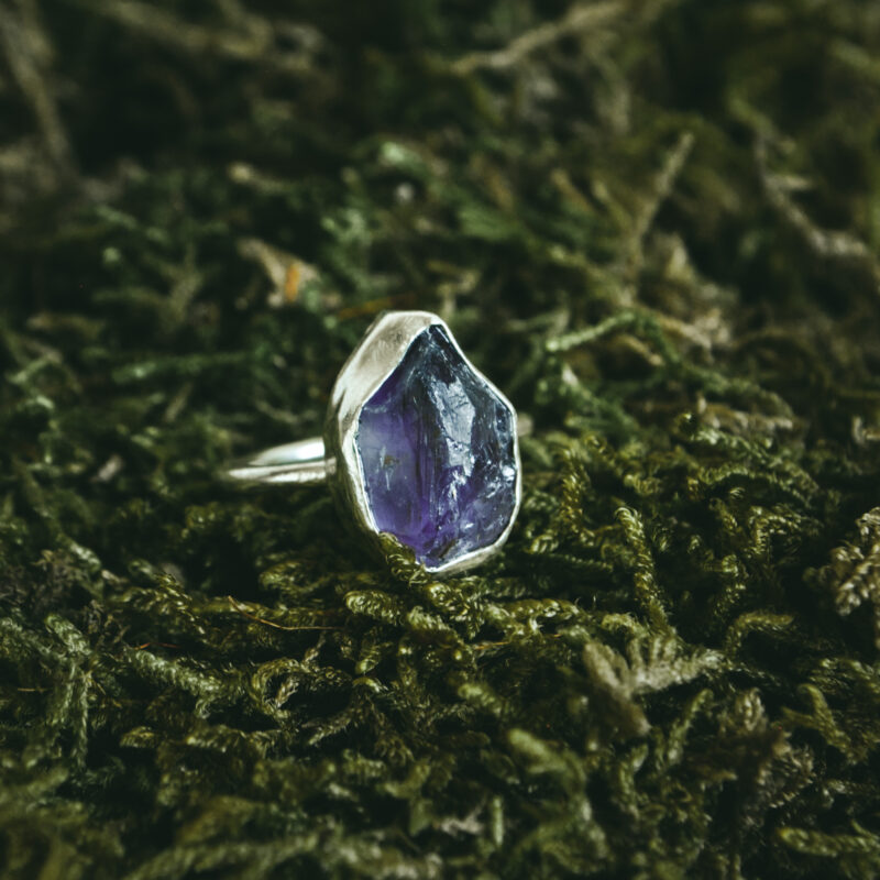 indiski-papuosalai-zalvariniai-papuosalai-zalvariniai-ziedai-zalvarinis-ziedas-su-neapdirbtu-kristalu-ametistas