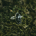 indiski-papuosalai-zalvariniai-papuosalai-zalvariniai-ziedai-zalvarinis-ziedas-su-neapdirbtu-kristalu-granatas