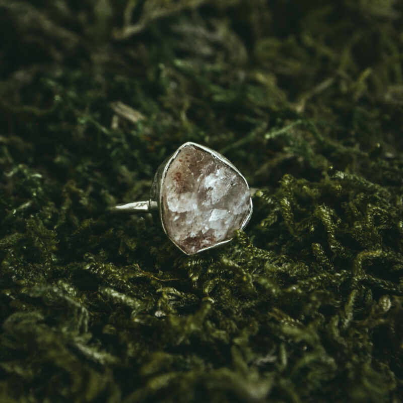 indiski-papuosalai-zalvariniai-papuosalai-zalvariniai-ziedai-zalvarinis-ziedas-su-neapdirbtu-kristalu-saules-akmuo