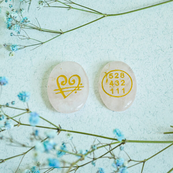 kristalai-dekoratyviniai-kristalai-rozinio-kvarco-amuletas