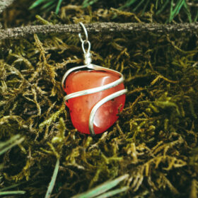 kristalai-pakabukai-is-kristalu-karneolio-pakabukas