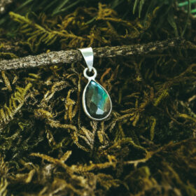 kristalai-pakabukai-is-kristalu-labradorito-pakabukas-1