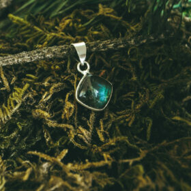 kristalai-pakabukai-is-kristalu-labradorito-pakabukas-2