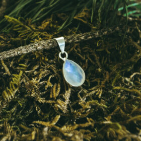 kristalai-pakabukai-is-kristalu-menulio-akmens-pakabukas-