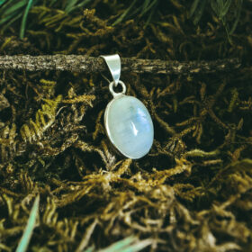 kristalai-pakabukai-is-kristalu-menulio-akmens-pakabukas-5