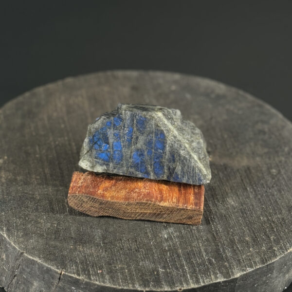 kristalai-neapdirbti-kristalai-neapdirbtas-labradoritas-2024-1