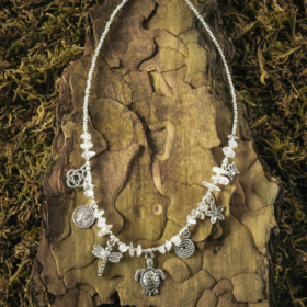 kristalai-papuosalai-su-kristalais-kristalu-veriniai-verinys-su-vaivorykstiniu-menulio-akmenuku-ir-simboliais-1